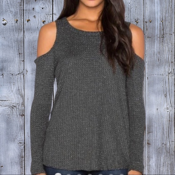 Chaser Tops - ⭐️Chaser cold shoulder top.